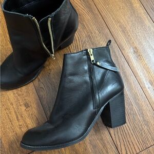 Carvela Kurt Geiger black leather booties. Size 39. Worn in good condition.